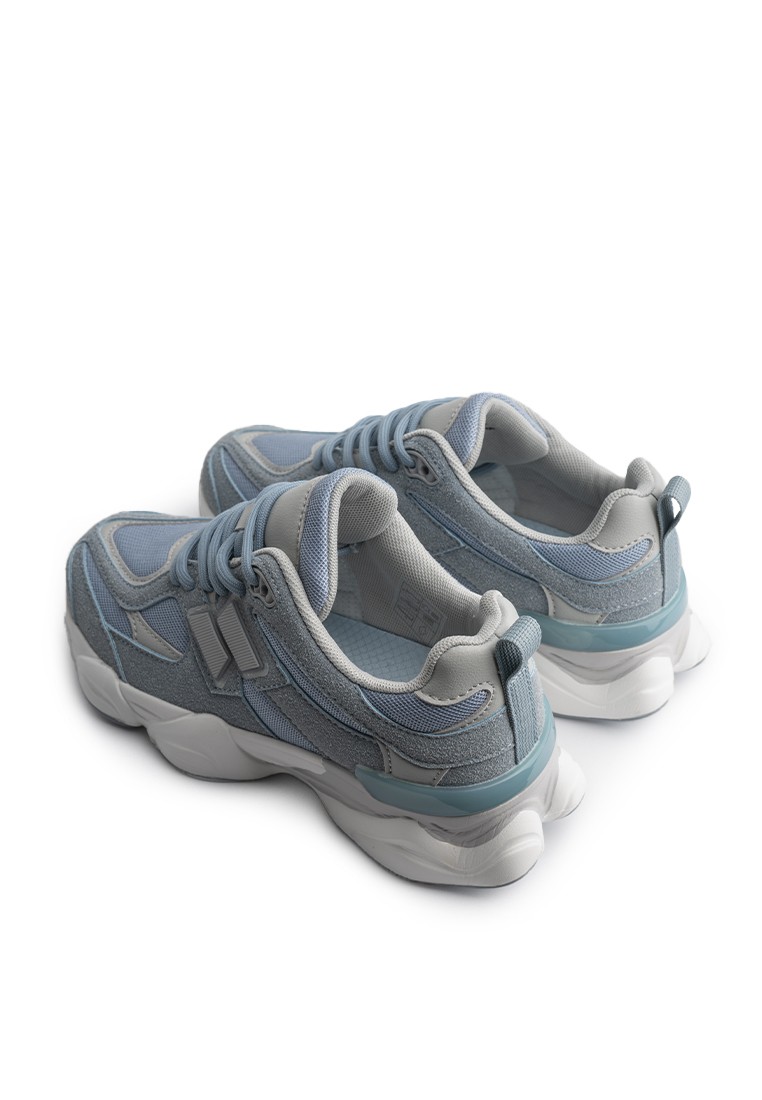 Кросівки жіночі