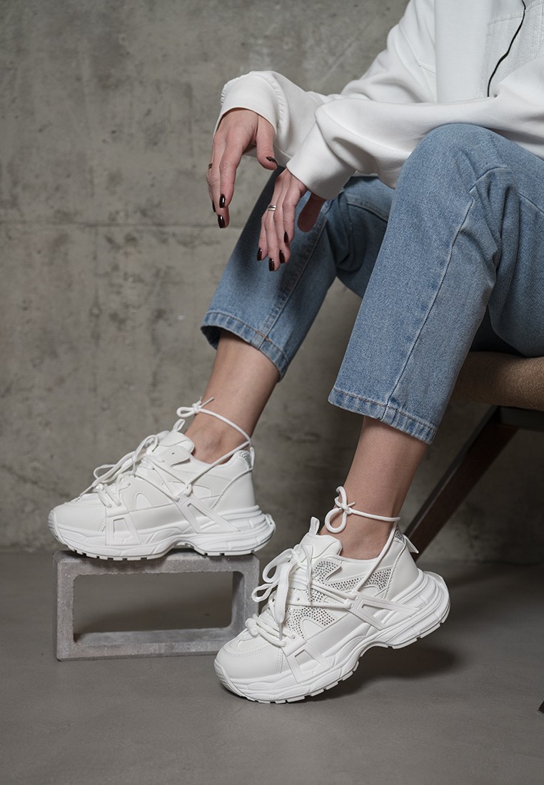 Кросівки жіночі