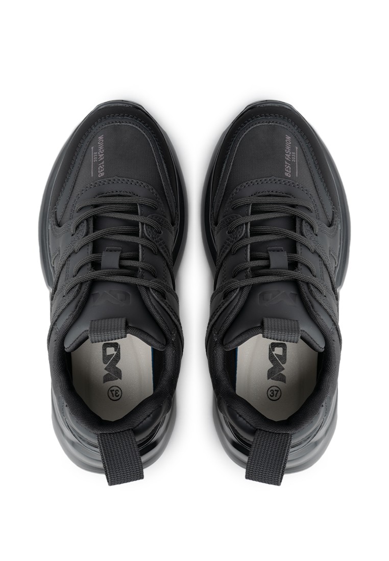 Кросівки жіночі