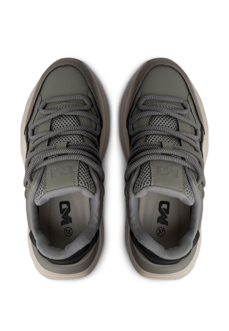 Кросівки жіночі