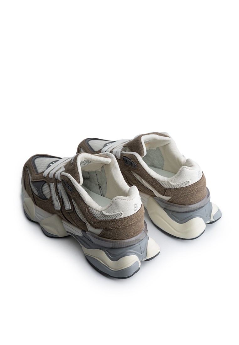 Кросівки жіночі