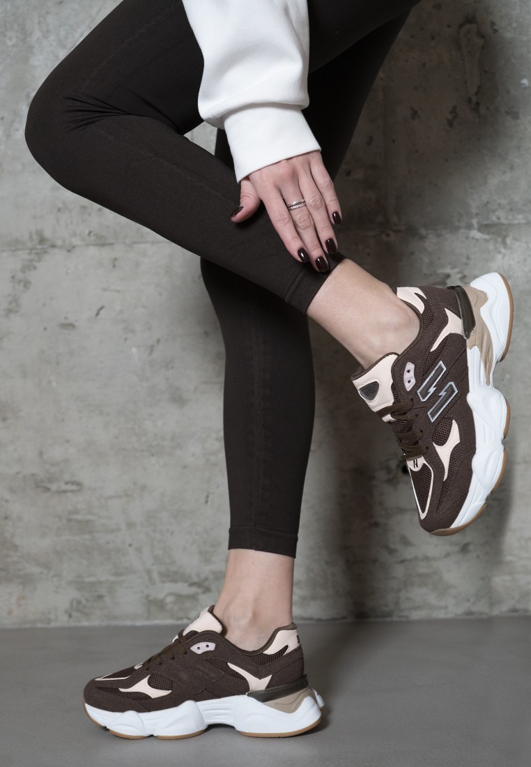 Кросівки жіночі