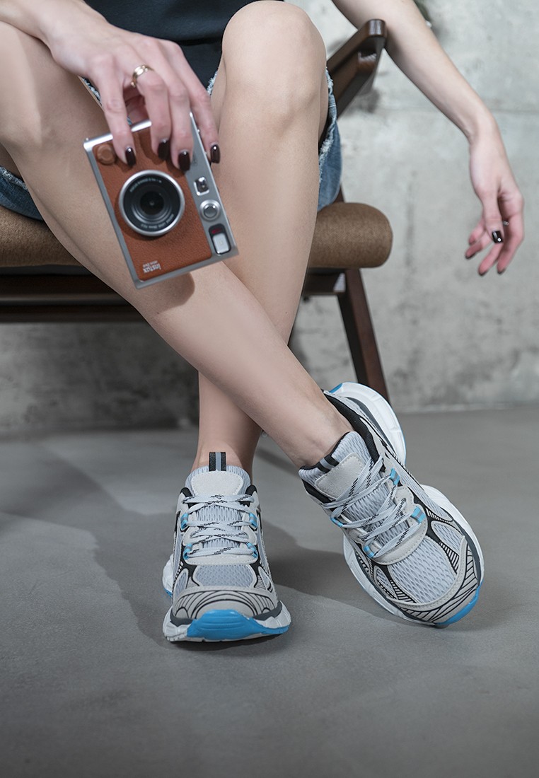 Кросівки жіночі