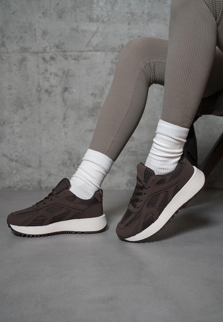 Кросівки жіночі