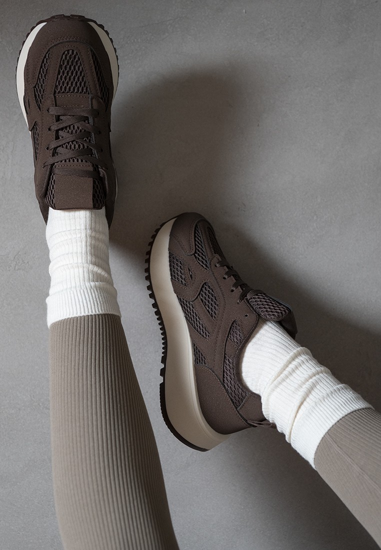 Кросівки жіночі