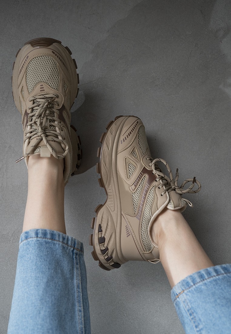 Кросівки жіночі