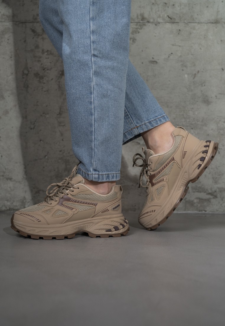 Кросівки жіночі