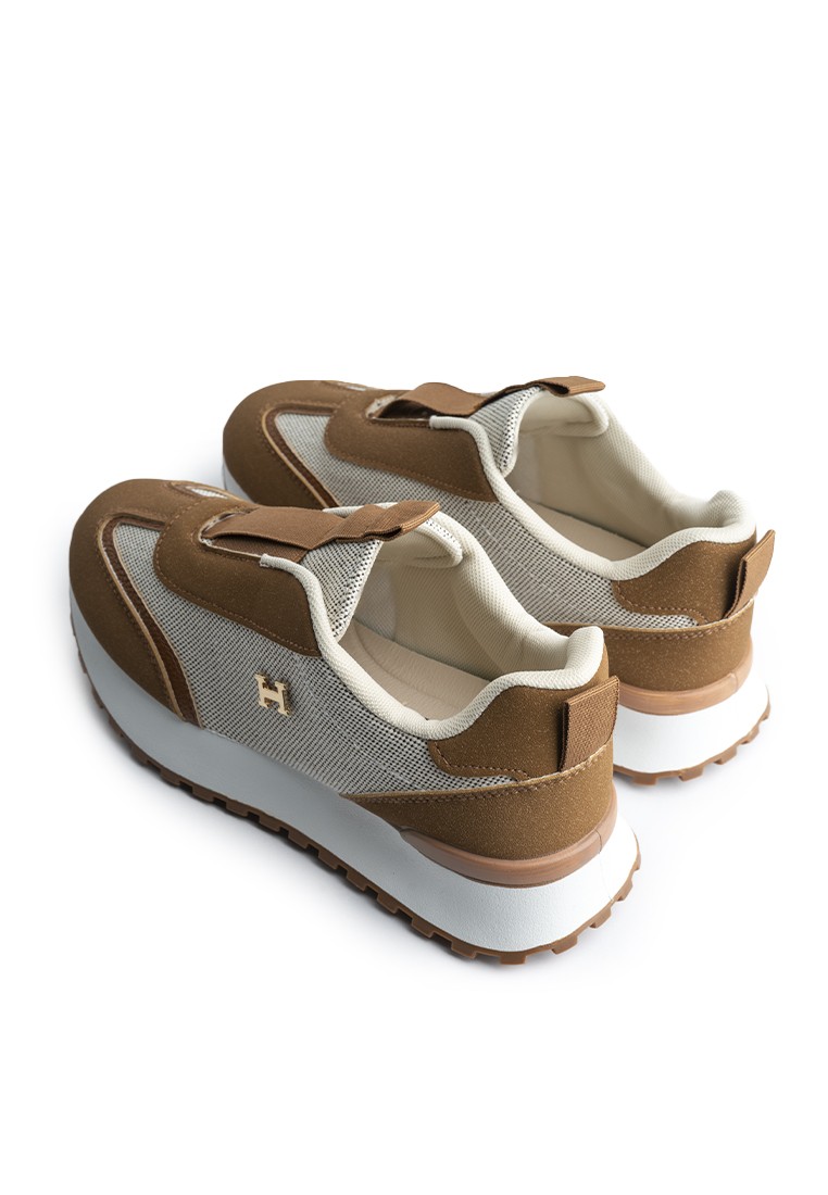 Кросівки жіночі