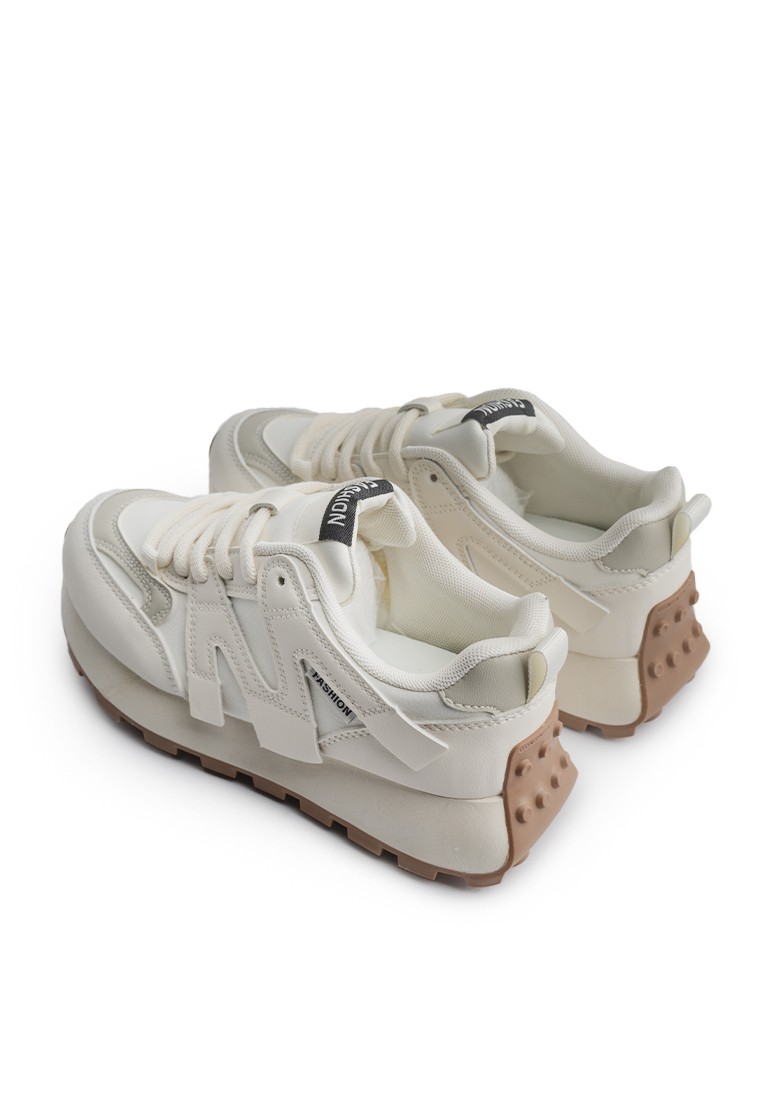 Кросівки жіночі