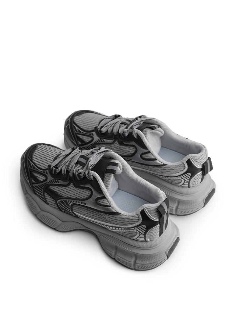 Кросівки жіночі