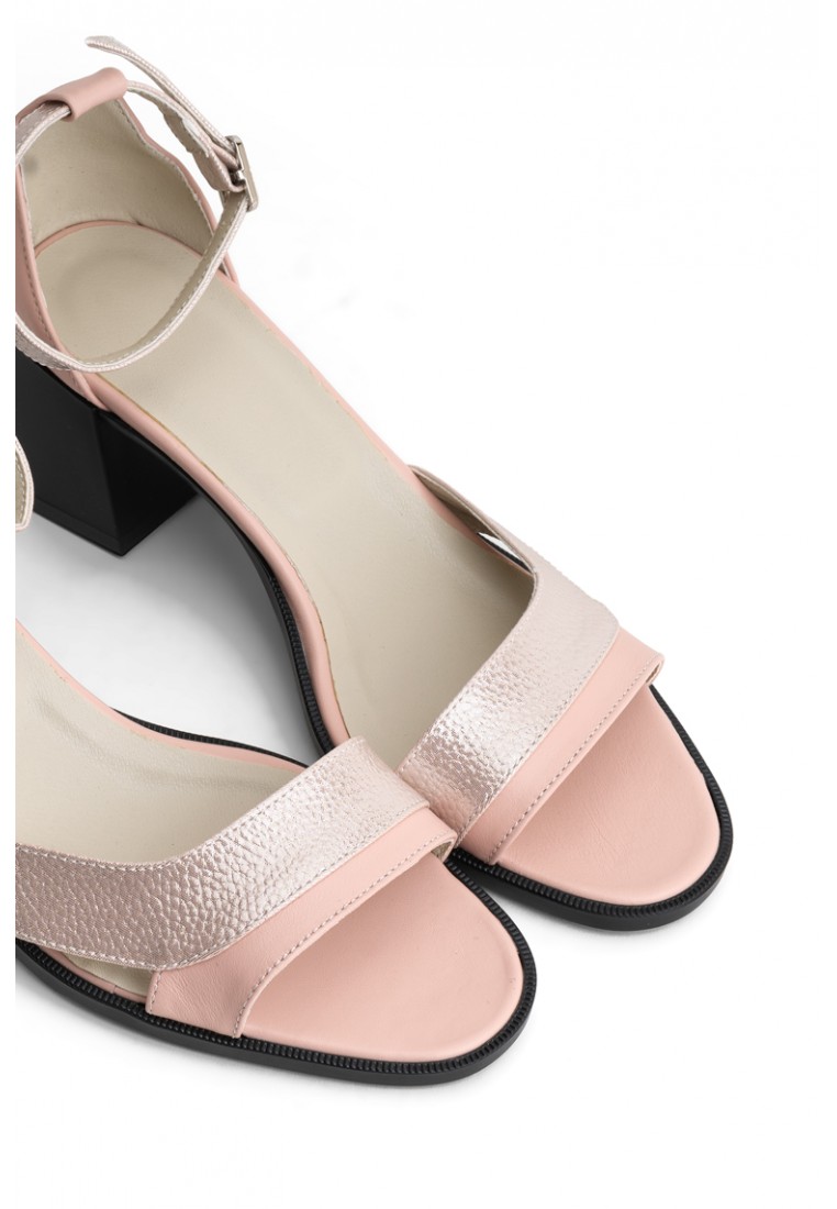 Босоніжки шкіряні жіночі